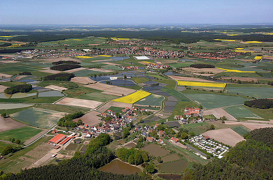 Luftbild vom Gemeindegebiet Adelsdorf und den Weiherketten