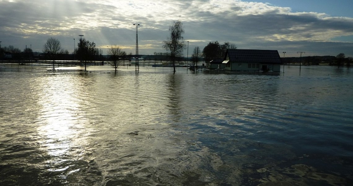 Die Sportanlagen entlang der Aisch wurden vom Hochwasser überflutet.