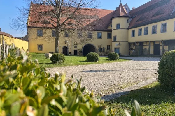Blick in den Innenhof des Schlosses Adelsdorf.