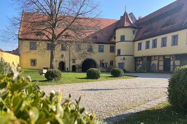 Blick in den Innenhof des Schlosses Adelsdorf.