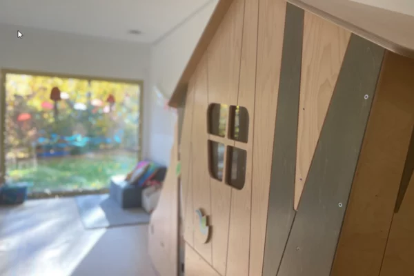 Das Spiel- und Kletterhaus in einem Gruppenraum wird gezeigt.