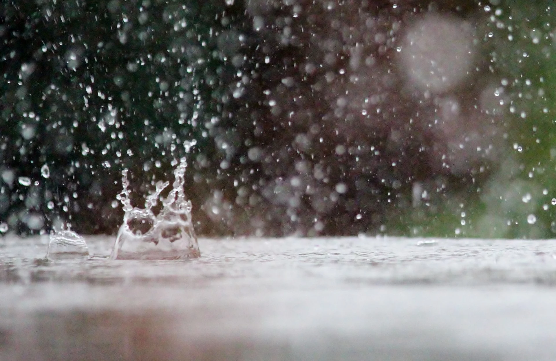 Wassertropfen fallen auf den Boden