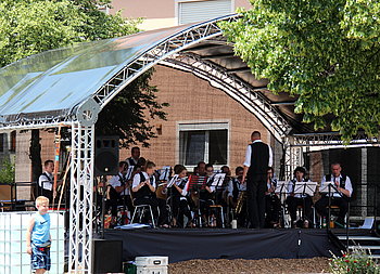 Blick auf die Bühne mit den Adelsdorfer Musikanten beim Dorffest