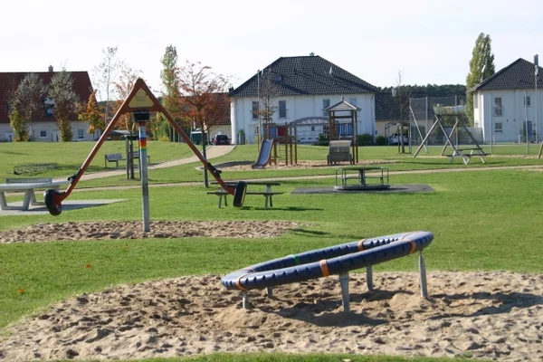 Es ist eine Wippe auf einem Spielplatz zu sehen.