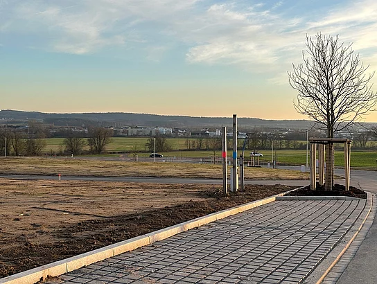Neue Baugrundstücke mit Parkplätzen an der Straße