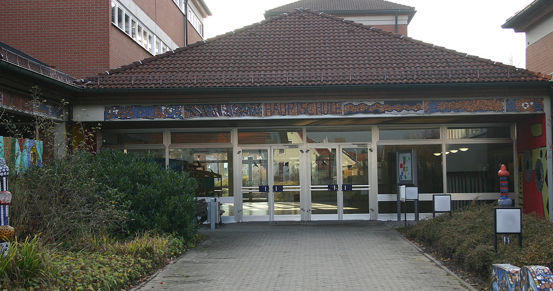 Ein Foto vom Eingangsbereich der Grundschule Adelsdorf