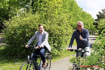 Bürgermeister Karsten Fischkal und Radwegenetzbeauftragter Gert de Groot beim Radeln