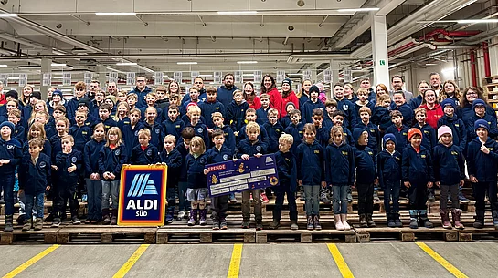 Kinder- und Jugendfeuerwehren Adelsdorf, Aisch, Neuhaus mit Markus Steinbrenner, Managing Director ALDI Süd Adelsdorf, Karsten Fischkal, Bürgermeister Gemeinde Adelsdorf
