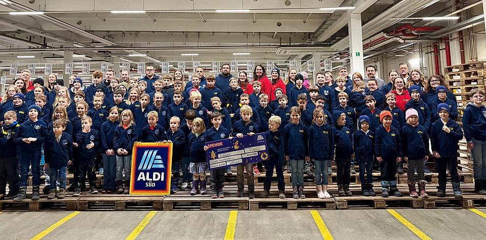 Kinder- und Jugendfeuerwehren Adelsdorf, Aisch, Neuhaus mit Markus Steinbrenner, Managing Director ALDI Süd Adelsdorf, Karsten Fischkal, Bürgermeister Gemeinde Adelsdorf