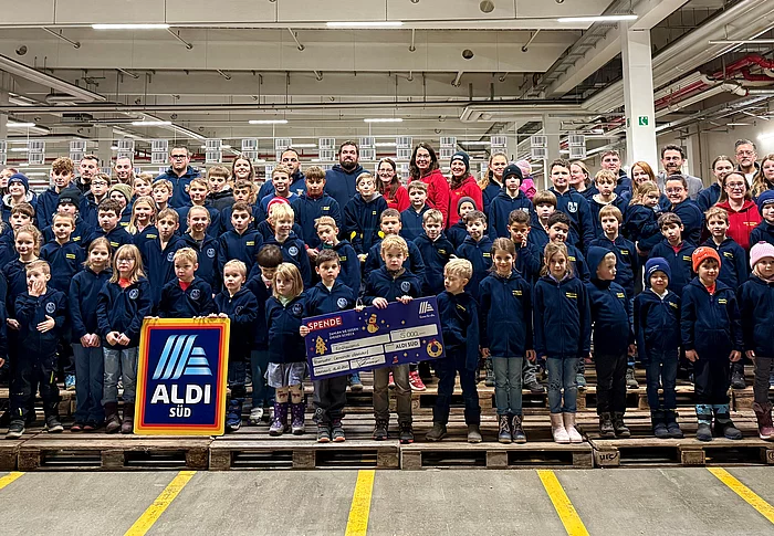 Kinder- und Jugendfeuerwehren Adelsdorf, Aisch, Neuhaus mit Markus Steinbrenner, Managing Director ALDI Süd Adelsdorf, Karsten Fischkal, Bürgermeister Gemeinde Adelsdorf