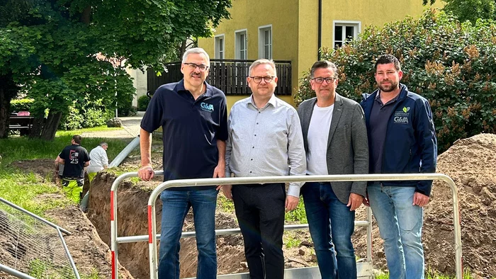 Es ist Bürgermeister Karsten Fischkal mit Mitarbeitern der Gemeindewerke zu sehen.