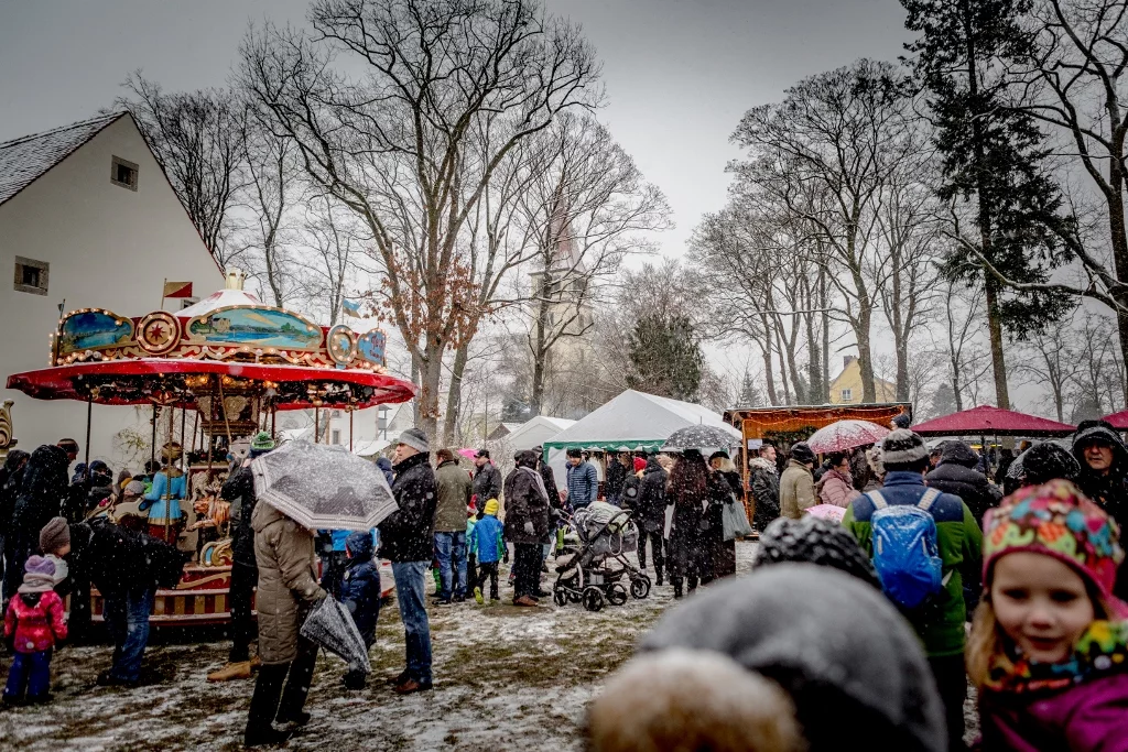 Besucher bei der Adelsdorfer Schlossweihnacht