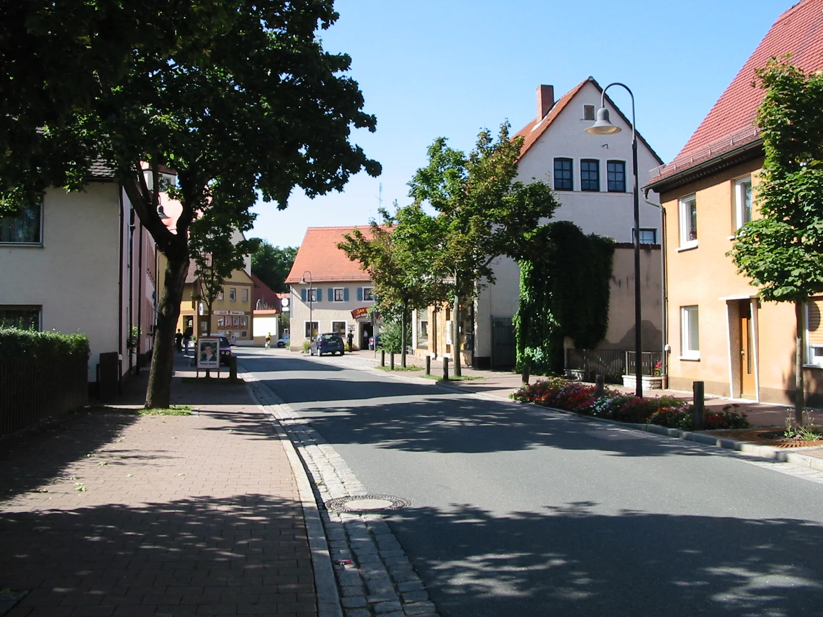 Blick in die Erlanger Straße in Adelsdorf