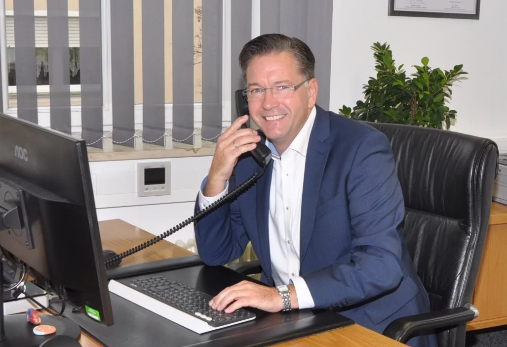 Bürgermeister Karsten Fischkal am Schreibtisch beim Telefonieren