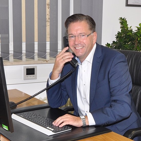 Bürgermeister Karsten Fischkal am Schreibtisch beim Telefonieren