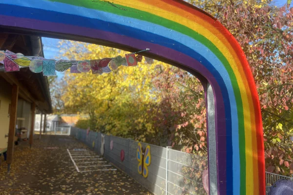 202310_KitaRegenbogenI_Eingangsbereich_Copyright_GemeindeAdelsdorf Es ist der bunte Regenbogen-Torbogen im Eingangsbereich der Kita Villa Regenbogen I zu sehen.