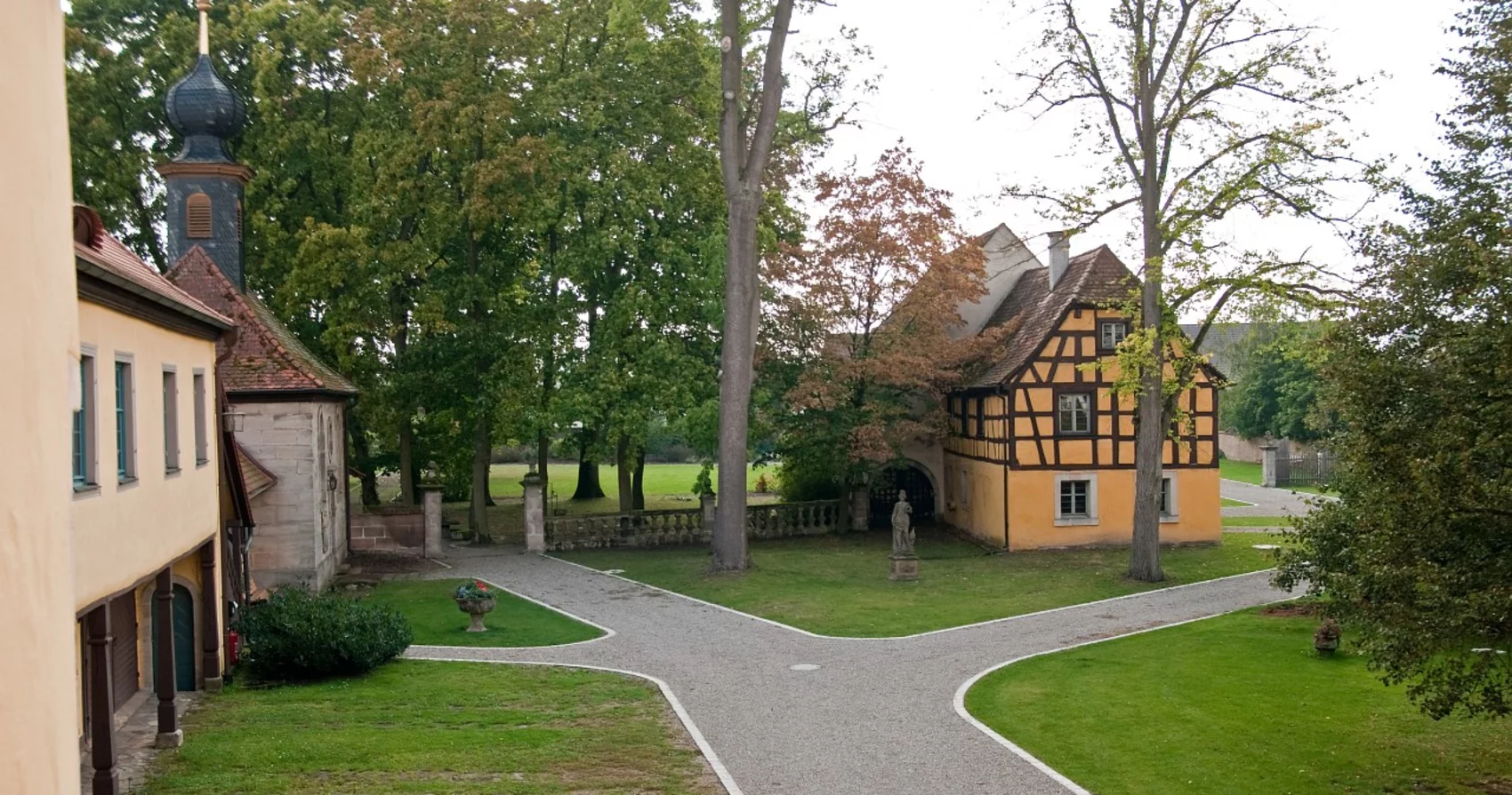 Blick aus dem Schloss in den Schlosshof und auf das Hofhaus