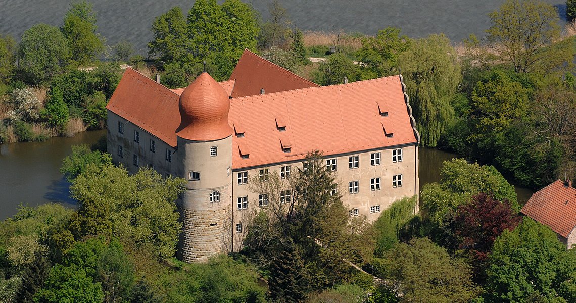 Luftbild vom Schloss Neuhaus