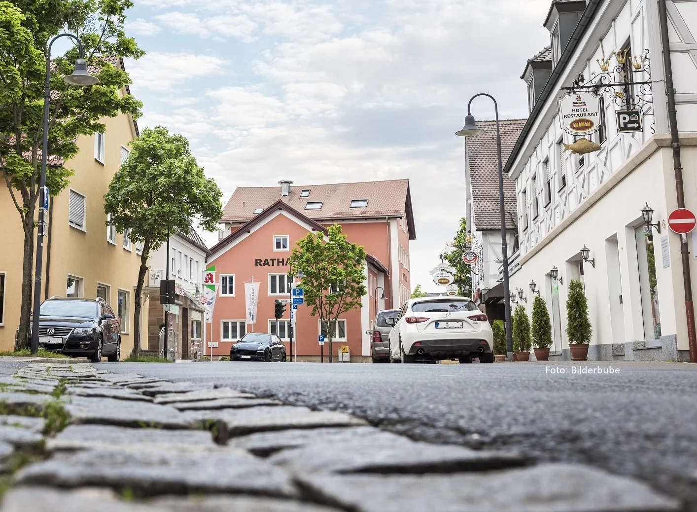 Blick auf das Rathaus von der Hauptstraße aus