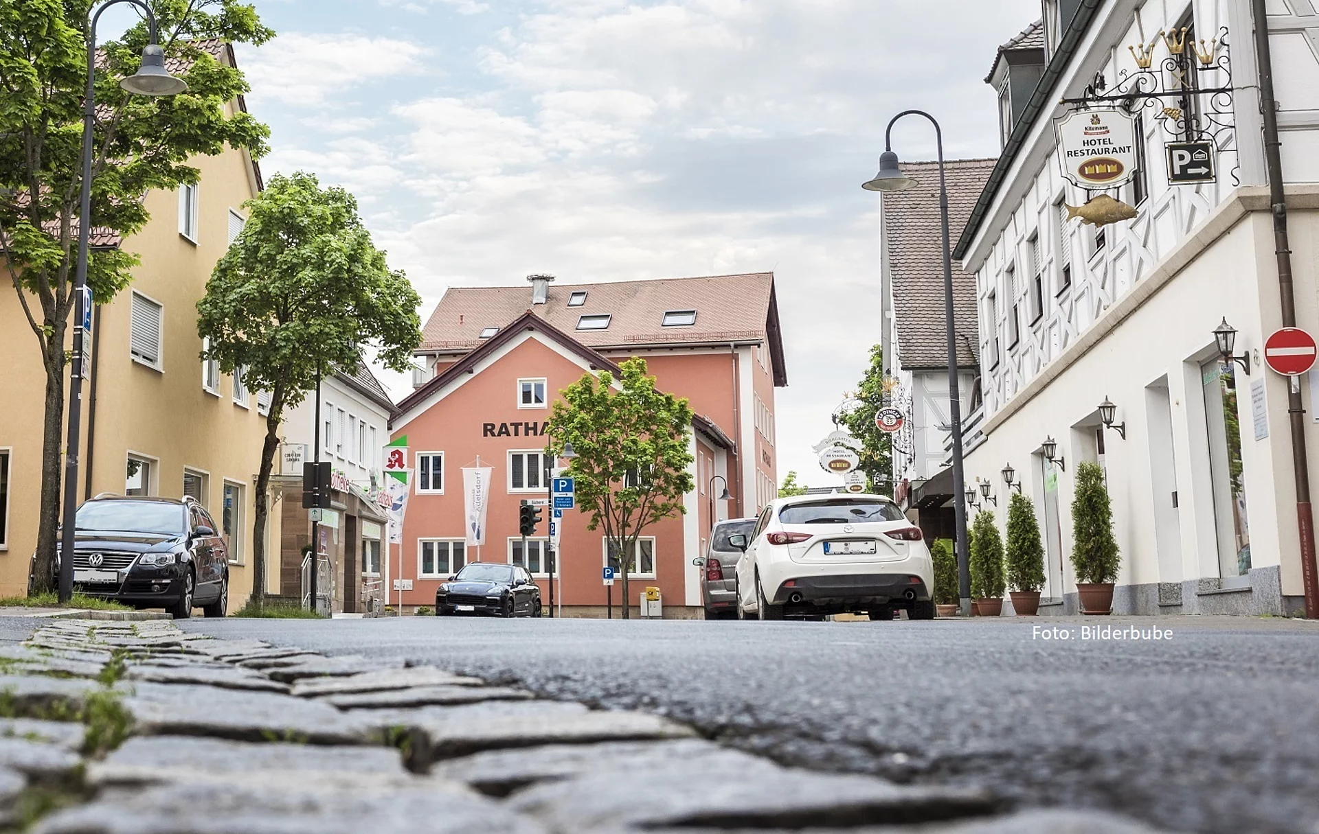 Blick auf das Rathaus von der Hauptstraße aus