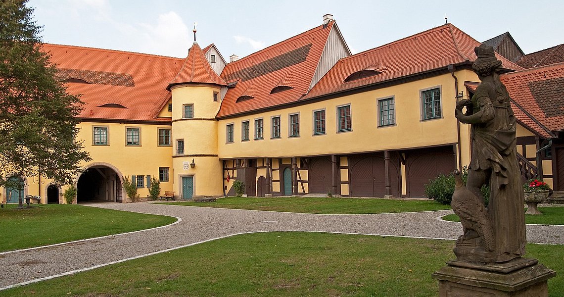 Blick auf das Schloss Adelsdorf und den Schlossinnenhof
