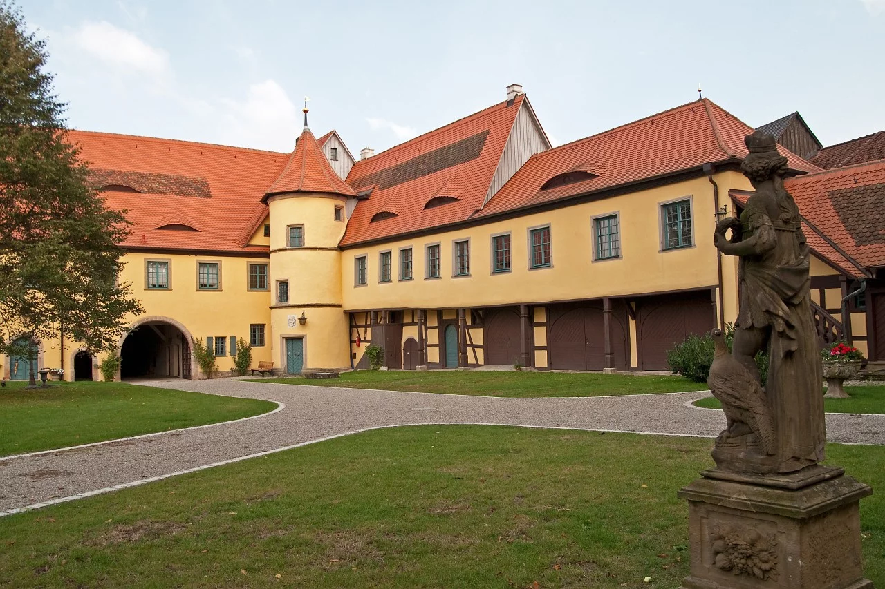 Blick auf das Schloss Adelsdorf und den Schlossinnenhof
