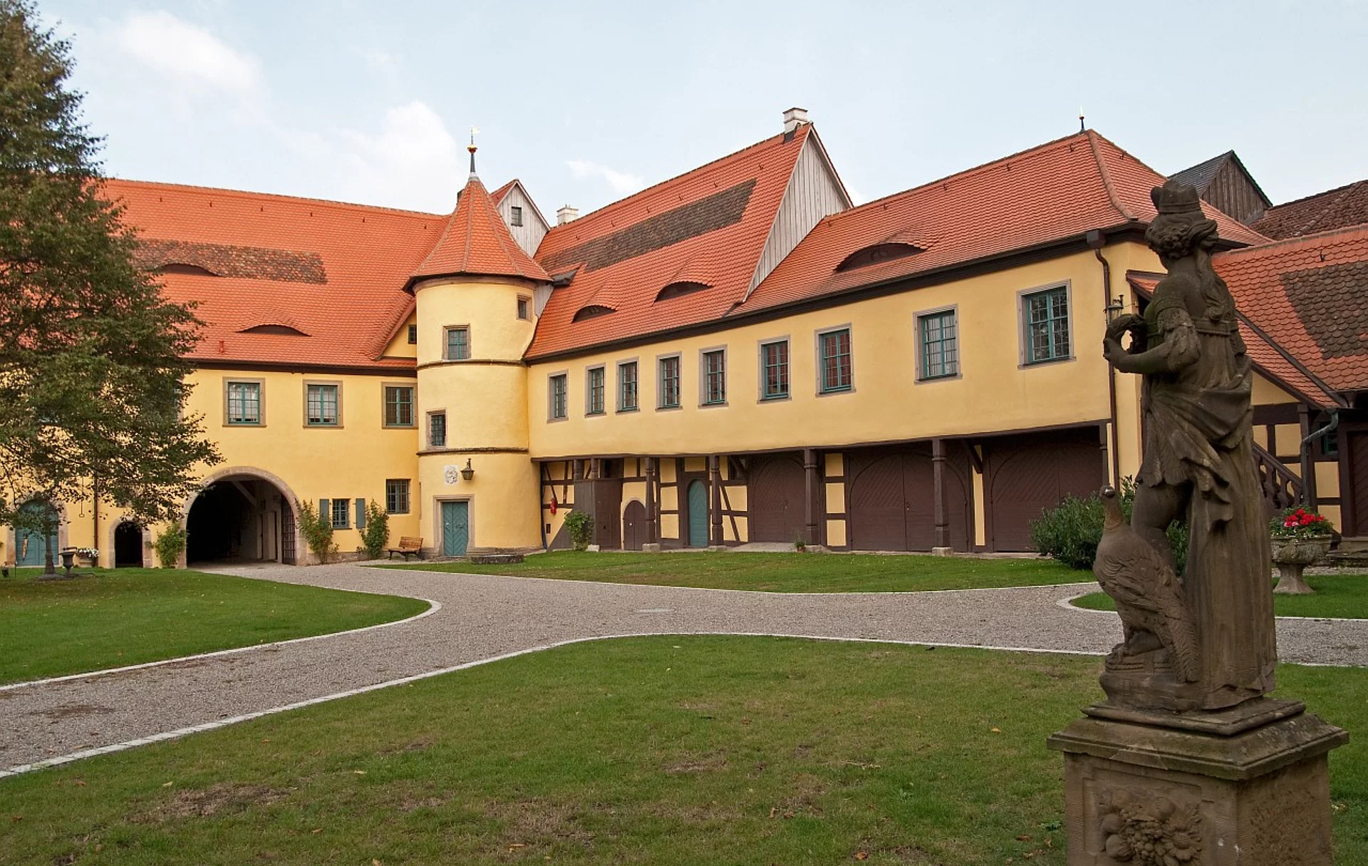Blick auf das Schloss Adelsdorf und den Schlossinnenhof
