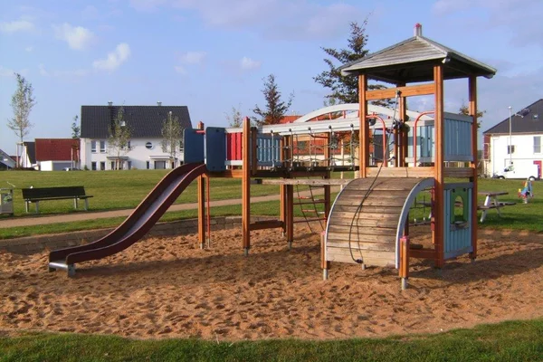 Es ist ein Spielturm auf einem Spielplatz zu sehen.