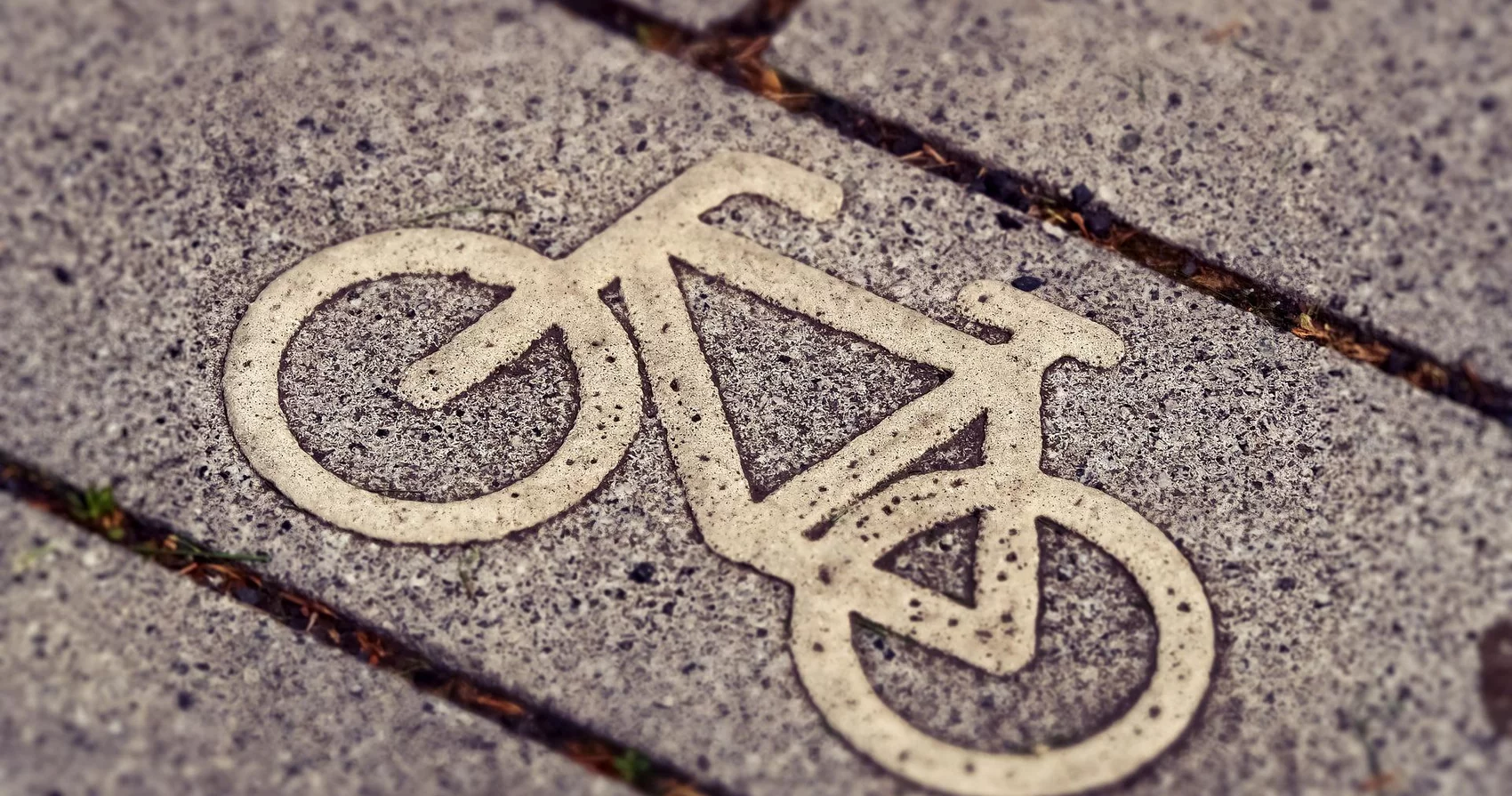 Es ist das Radfahrsymbol auf Pflastersteinen zu sehen. 