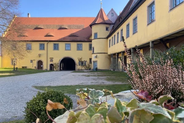 Blick aus dem Innenhof auf das Schlossgebäude Adelsdorf