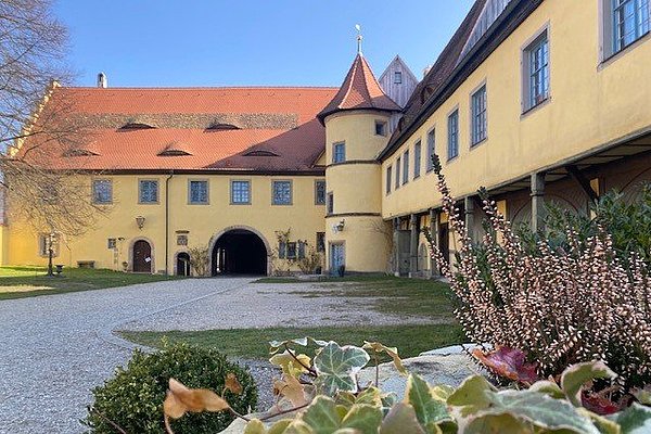 Blick aus dem Innenhof auf das Schlossgebäude Adelsdorf